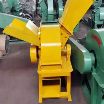 Μηχάνημα θραύσης ξύλου, κινητό θραυστήρας. Φορητό μηχάνημα θραύσης ξύλου με κινητήρα ντίζελ για την παραγωγή πριονιδιού.